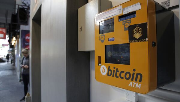 Caixa eletrônico do bitcoin instalado em área pública, Hong Kong - Sputnik Brasil