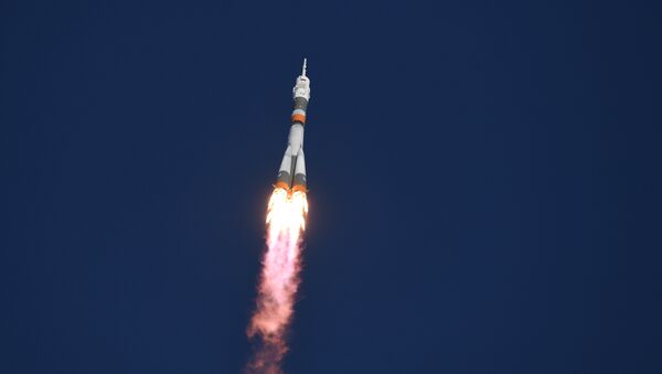 Lançamento do foguete portador Soyuz FG da nave espacial Soyuz MS-07 do cosmódromo Baikonur - Sputnik Brasil