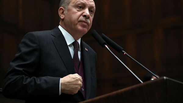 O presidente turco, Recep Tayyip Erdogan, durante a reunião do partido governante turco AKP, Ancara, 9 de janeiro de 2018 - Sputnik Brasil