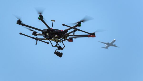 Drone no céu com avião no plano de fundo - Sputnik Brasil