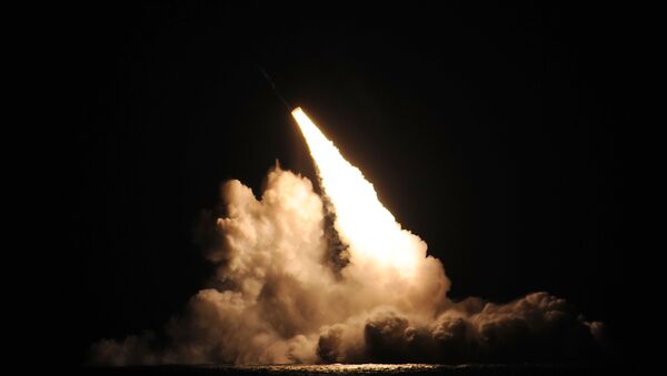 Lançamento de míssil Trident D5 a partir do submarino USS Kentucky, arquivo - Sputnik Brasil