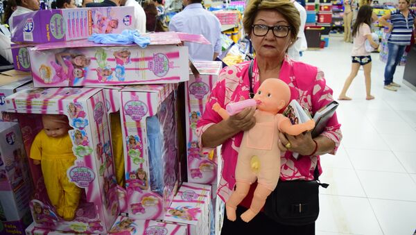 Mulher segura suposta boneca transexual - Sputnik Brasil