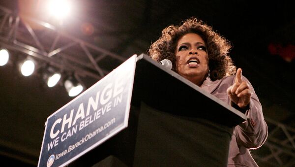 FOTO DE ARQUIVO: A apresentadora Oprah Winfrey durante um comício democrata quando Barack Obama ainda era senador. - Sputnik Brasil