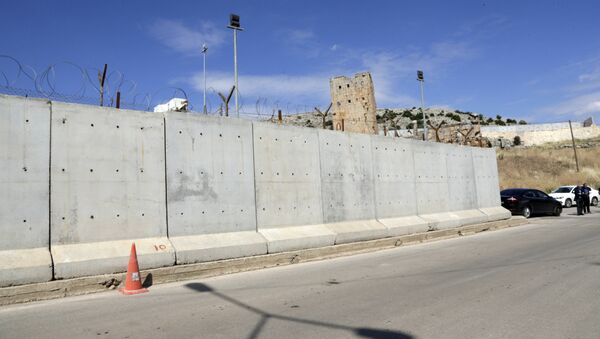 Foto de 24 de maio de 2017 mostra parte recém construída do muro entre Turquia e Síria. - Sputnik Brasil