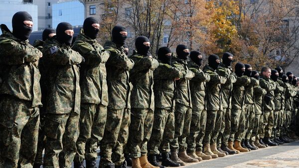 Envio de cadetes da unidade ucraniana Azov à zona conflituosa no sudeste ucraniano. - Sputnik Brasil