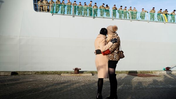 Familiares se despedindo de soldados dinamarqueses que partem à Estônia, na base naval Korsoer, 9 de janeiro de 2018 - Sputnik Brasil