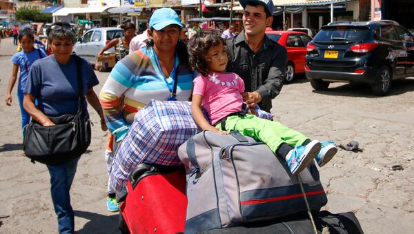 Imigrantes da Venezuela indo para a Colômbia. - Sputnik Brasil