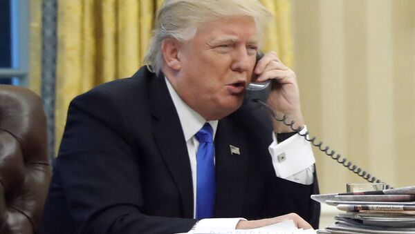 Donald Trump fala ao telefone. - Sputnik Brasil