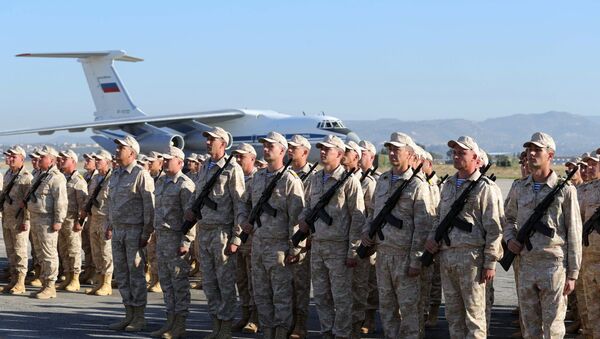 Militares russos durante cerimônia de visita do presidente russo, Vladimir Putin, à base aérea em Hmeymim, na Síria - Sputnik Brasil