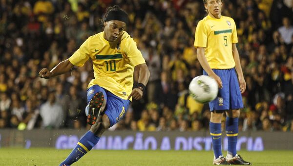 Ronaldinho cobra falta em amistoso da seleção brasileira contra Gana, em 2011. - Sputnik Brasil