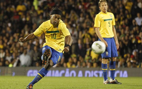 Ronaldinho levou o prêmio por dois anos consecutivos: 2004 e 2005. - Sputnik Brasil