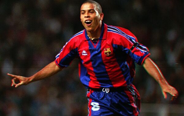 Ronaldo levou o prêmio de melhor jogador do mundo em 2002, após vencer a Copa do Mundo. - Sputnik Brasil