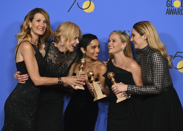 Atrizes (da esquerda) Laura Dern, Nicole Kidman, Zoe Kravitz, Reese Witherspoon e Shailene Woodley com prêmio para a melhor minissérie durante a 75ª cerimônia dos Prémios Globo de Ouro - Sputnik Brasil