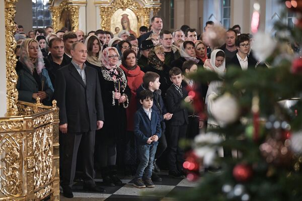 Presidente Putin participa da missa solene natalina na Catedral de Simeão e Ana, a Profetisa, em São Petersburgo - Sputnik Brasil