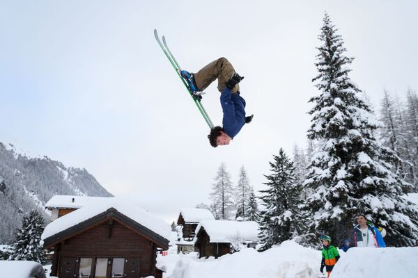 Truque com esqui em uma estação de esqui nos Alpes da Suíça - Sputnik Brasil
