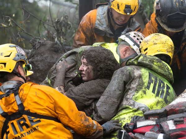 Socorristas resgatam mulher dos escombros de uma casa destruída por deslizamento de terra em Montecito, Califórnia, EUA - Sputnik Brasil
