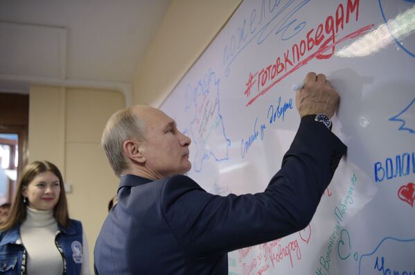 Presidente russo, Vladimir Putin, durante encontro com voluntários na sua sede de campanha eleitoral em Moscou - Sputnik Brasil