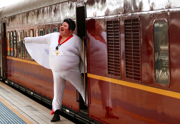 Sean Wright, vestido de Elvis Presley, desembarca do trem na Estação Central de Sydney, Austrália - Sputnik Brasil