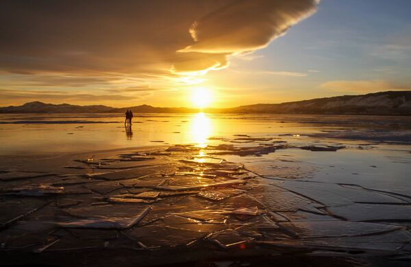 Pessoas passeiam no gelo que cobre o lago Baikal, Rússia - Sputnik Brasil