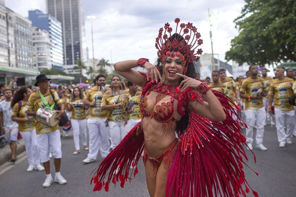 Membros de escola de samba durante parada em Copacabana, Rio de Janeiro - Sputnik Brasil