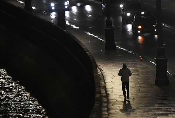 Um passante no cais do Kremlin em Moscou, Rússia - Sputnik Brasil
