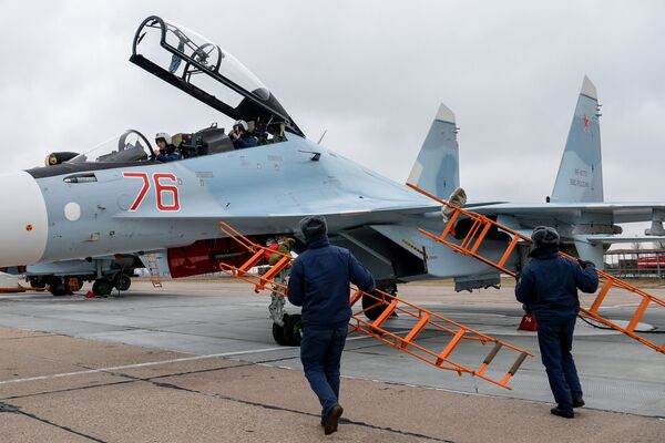 Pilotos do Distrito Militar Ocidental da Rússia preparam-se para o voo na cabina de um caça multifuncional Su-30SM, no polígono de Voronezh - Sputnik Brasil