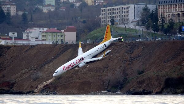 Avião da companhia turca Pegasus Airlines que saiu da pista e ficou praticamente pendurado em um barranco, em 14 de janeiro de 2018 - Sputnik Brasil