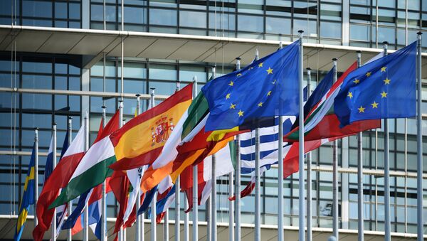 Flags outside the building of the European Parliament in Strasbourg - Sputnik Brasil