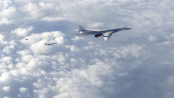 Dois bombardeiros de longo alcance russos Tu-160 são acompanhados por avião RAF Typhoon (à esquerda) - Sputnik Brasil