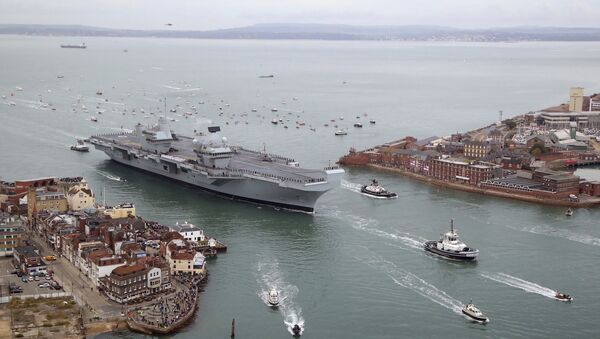 O porta-aviões britânico HMS Queen Elizabeth em Portsmouth, Reino Unido - Sputnik Brasil