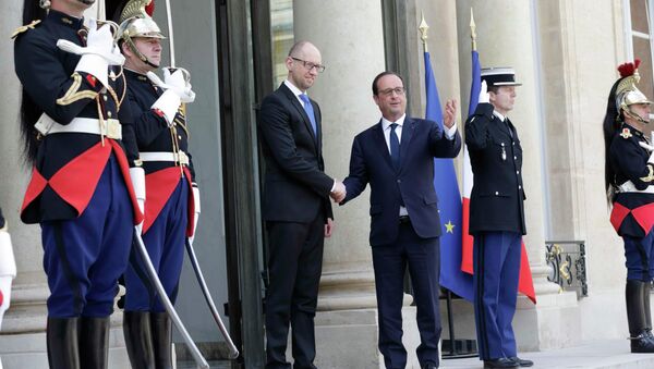 Francois Hollande (D), presidente da França, dá as boas vindas a Arseni Yatsenyuk, primeiro ministro da Ucrânia, no Palácio Elysee em Paris - Sputnik Brasil