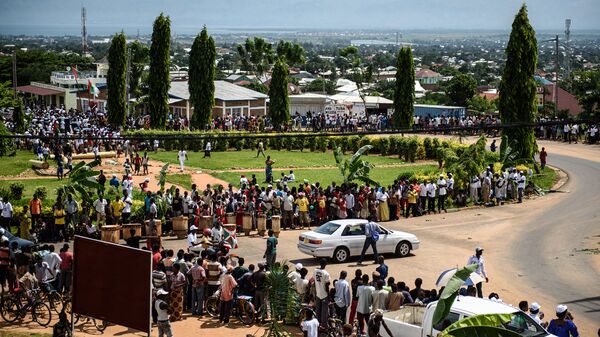 Manifestantes se concentram nas ruas de Bujumbura, capital do Burundi, para acompanhar o retorno de Pierre Nkurunziza ao palácio presidencial - Sputnik Brasil