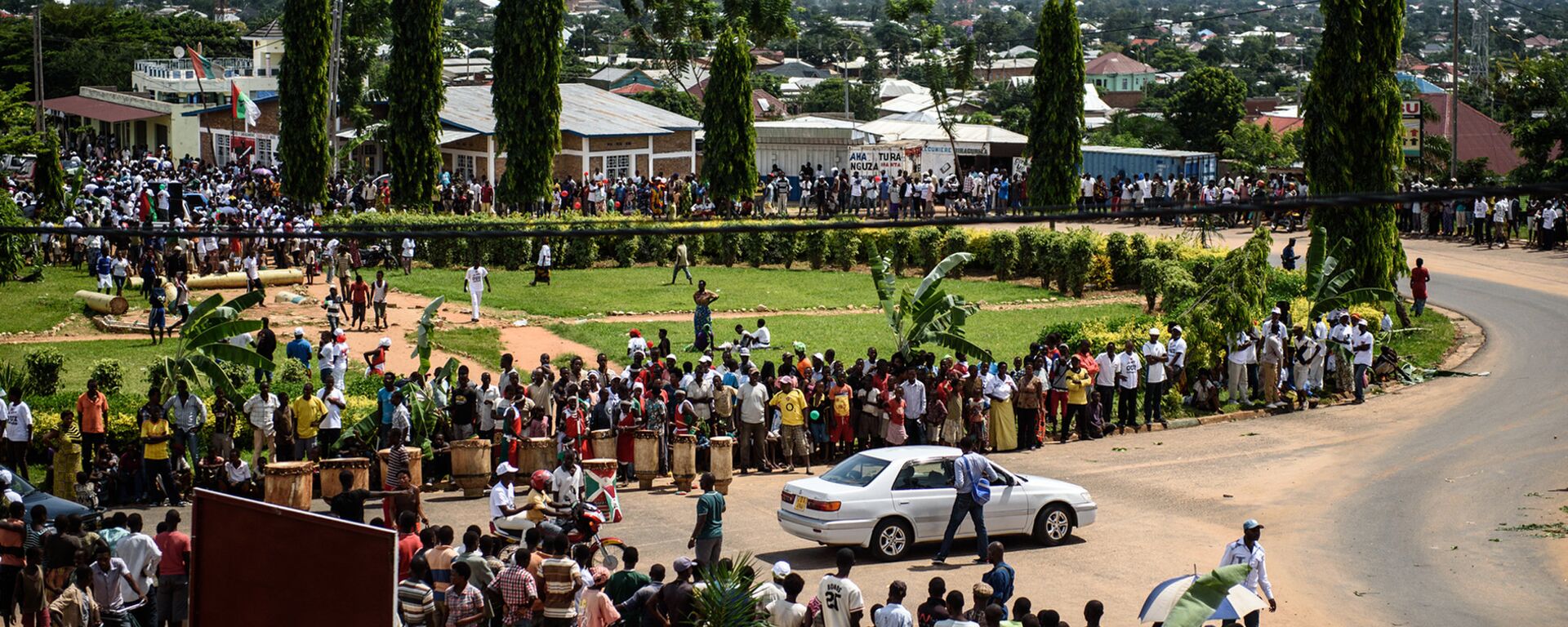 Manifestantes se concentram nas ruas de Bujumbura, capital do Burundi, para acompanhar o retorno de Pierre Nkurunziza ao palácio presidencial - Sputnik Brasil, 1920, 11.01.2024
