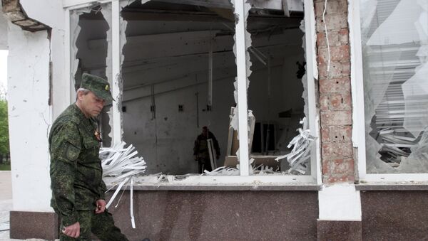 Vice-chefe das tropas de autodefesa da RPD, Eduard Basurin, inspeciona edifício bombardeado em Donetsk - Sputnik Brasil