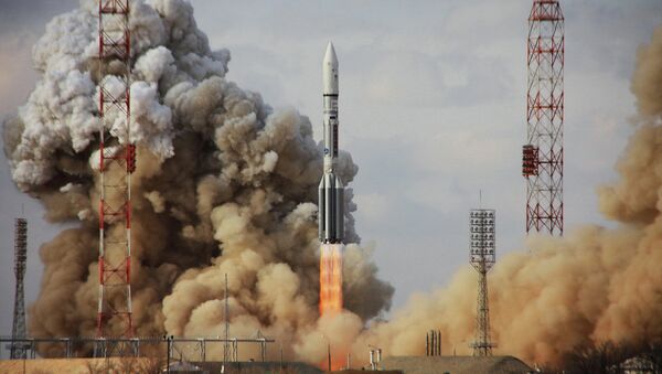 Lançamento de um foguete portador russo Proton-M - Sputnik Brasil