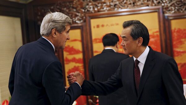 Secretário de Estado norte-americano John Kerry e ministro das relações exteriores da China Wang Yi. - Sputnik Brasil