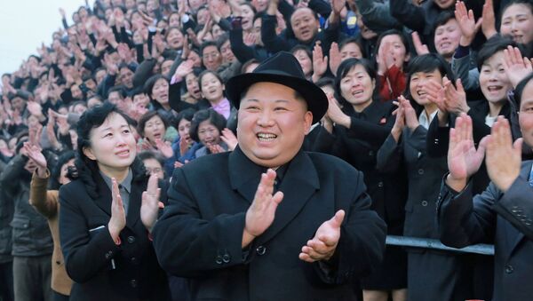 Líder norte-coreano, Kim Jong-un, durante sua visita a uma instituição de ensino - Sputnik Brasil