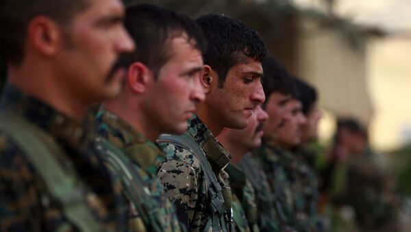 Membros das Unidades de Proteção Popular (YPG) curdas durante exercícios militares na cidade síria de Al-Malikiya - Sputnik Brasil