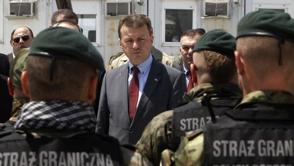 Mariusz Blaszczak, ministro do Interior da Polônia na época, fala com agentes da guarda de fronteira polonesa no centro de trânsito de refugiados perto da cidade macedônia de Gevgelija, em 24 de maio de 2016 - Sputnik Brasil
