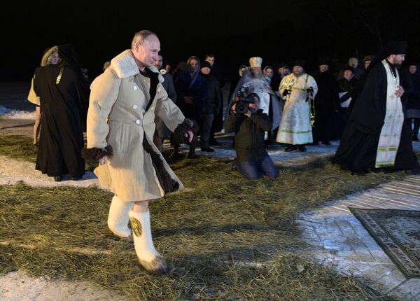 Vladimir Putin se dirige à abertura no gelo no lago Seliger para se banhar na noite da Epifania do Senhor, na noite de 18 para 19 de janeiro de 2018 - Sputnik Brasil