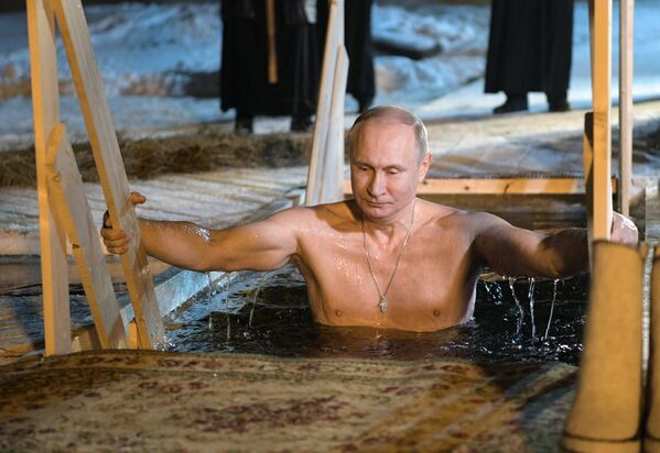Presidente russo, Vladimir Putin, se banha em águas geladas na noite da Epifania do Senhor no mosteiro masculino perto do lago Seliger, na noite de 18 para 19 de janeiro de 2018 - Sputnik Brasil