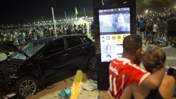 Multidão olhe para o local do acidente de 18 de janeiro de 2018, quando um motorista atropelou multidão na praia de Copacabana - Sputnik Brasil