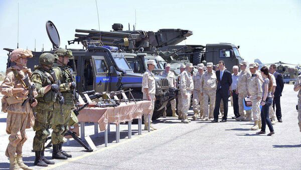 Presidente sírio, Bashar Assad, inspecionando a base aérea russa Hmeymim na província de Latakia, Síria - Sputnik Brasil