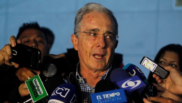 Colombian former president and Senator Alvaro Uribe talks to the media after a meeting with Colombia's President Santos at military air base in Rionegro, Colombia - Sputnik Brasil