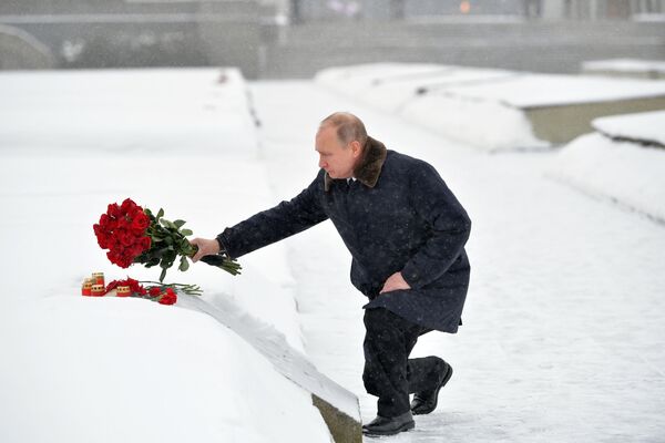 Presidente russo, Vladimir Putin, deposita flores em um monumento em São Petersburgo em homenagem ao 75º aniversário do rompimento do bloqueio nazista de Leningrado - Sputnik Brasil