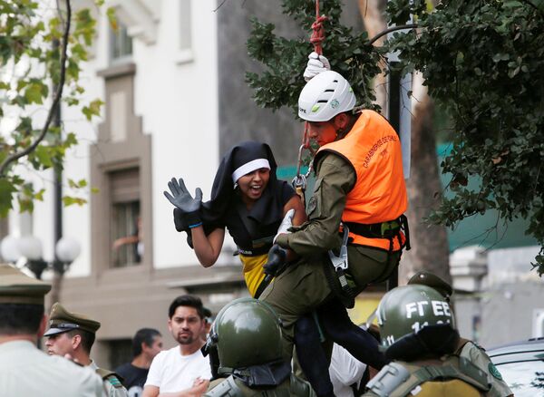 Polícia detém uma manifestante vestida de freira durante a visita do Papa Francisco à capital chilena, Santiago - Sputnik Brasil