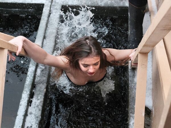 Participante do festival Bonitonas de São Petersburgo participa dos mergulhos gelados no rio Neva na véspera do Batismo do Senhor - Sputnik Brasil