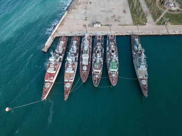 Navios de guerra das Forças Armadas da Ucrânia estacionados em um porto na Crimeia - Sputnik Brasil