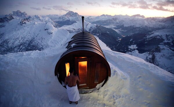 Pessoa entra em uma sauna no cume do monte Lagazuoi, em Cortina D'Ampezzo, na Itália - Sputnik Brasil