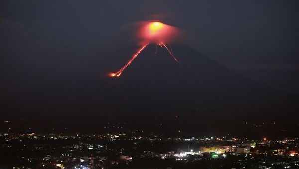 Erupção do vulcão Mayon, nas Filipinas (foto de arquivo) - Sputnik Brasil